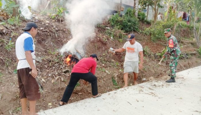 Babinsa Koramil 2304/Anyer, Karbak Pembersihan Pinggir Jalan