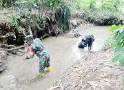 Babinsa Koramil 2305/Cinangka, Karbak Membantu Membersihkan Sampah