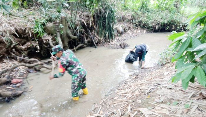 Babinsa Koramil 2305/Cinangka, Karbak Membantu Membersihkan Sampah