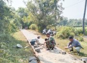 Babinsa Koramil 2304/Anyer, Karbak Membantu Pemasangan Konblok