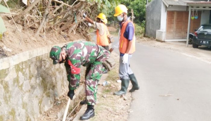 Babinsa Koramil 2307/Ciwandan, Karbak Pembersihan Saluran Air