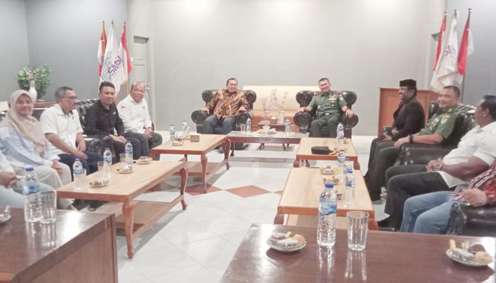 Danrem 064/Maulana Yusuf Mengadakan Pertemuan bersama Ketua SMSI dan Ketua PWI Banten di Journalist Boarding School