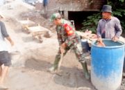 Babinsa Koramil 2305/Cinangka, Karbak Membantu Pemasangan Pondasi