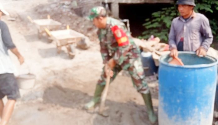 Babinsa Koramil 2305/Cinangka, Karbak Membantu Pemasangan Pondasi