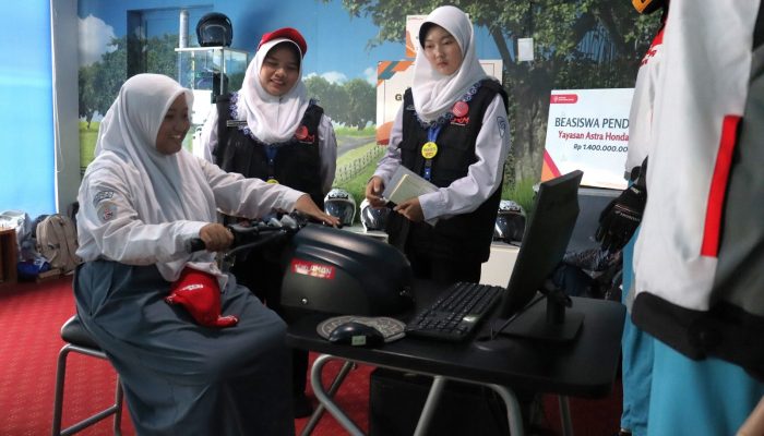 Duta Safety Riding Peroleh Beasiswa Pendidikan dari Yayasan AHM