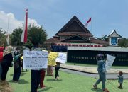 Pelantikan Imam Wahyudi Diiringi Demo Korban KDRT
