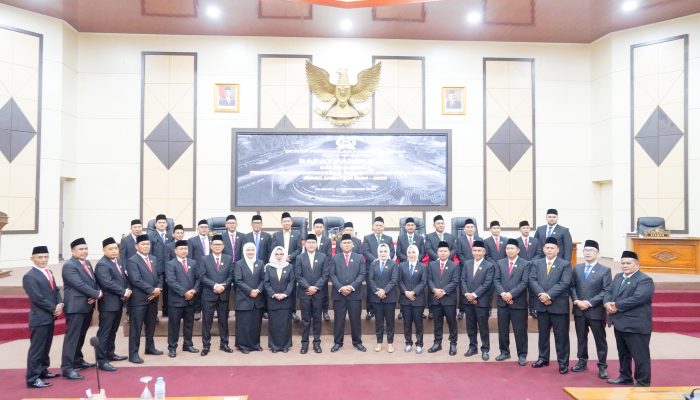 Ketua DPRD Kota Cilegon Isro Mi’raj Resmi Melantik 40 Anggota Baru DPRD Kota Cilegon