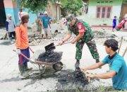 Babinsa Koramil 2302/Bojonegara, Karbak Membersihkan Saluran Air