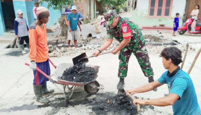 Babinsa Koramil 2302/Bojonegara, Karbak Membersihkan Saluran Air
