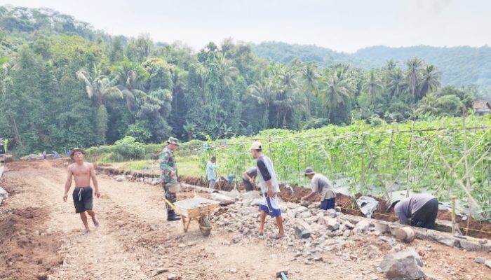 Babinsa Koramil 2304/Anyer, Karbak Pembuatan Irigasi