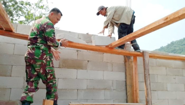 Babinsa Koramil 2305/Cinangka, Karbak Membantu Pembuatan Rumah Warga