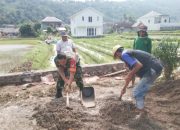 Babinsa Koramil 2303/Pulomerak, Karbak Membantu Pembuatan Pembatas Jalan