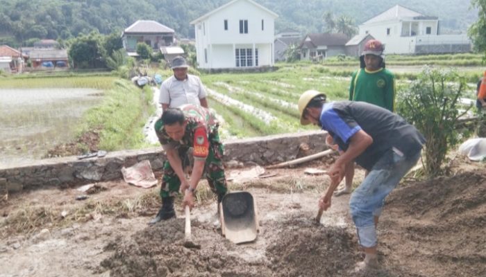 Babinsa Koramil 2303/Pulomerak, Karbak Membantu Pembuatan Pembatas Jalan