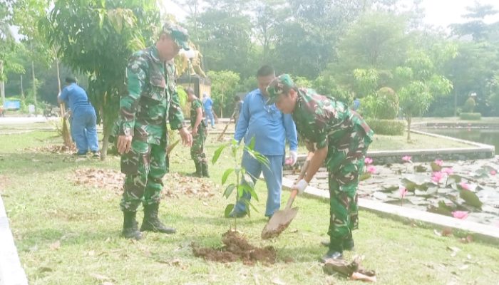 Karya Bakti Dalam Rangka Memperingati HUT TNI Ke-79 Tahun 2024 Membersih Area Patung Geger