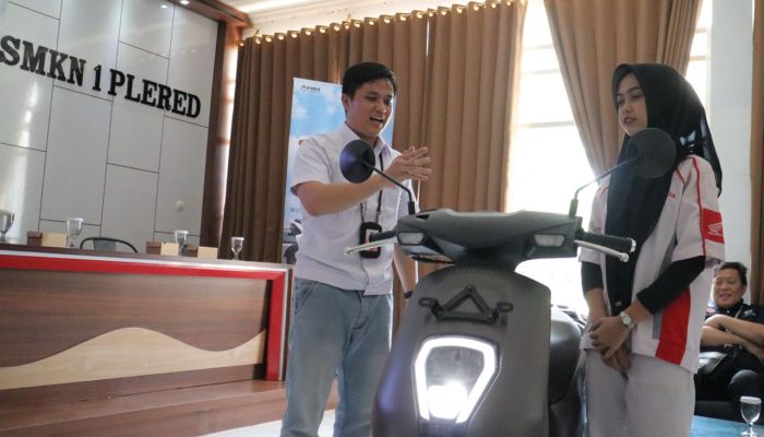 Dukung Generasi Cerdas di SMK, AHM Edukasi Teknologi Sepeda Motor Listrik