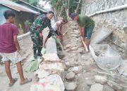 Babinsa Koramil 2303/Pulomerak, Karbak Membantu Pemasangan Paving Blok