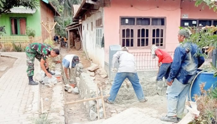 Babinsa Koramil 2303/Pulomerak, Karbak Membantu Pembangunan Mushola