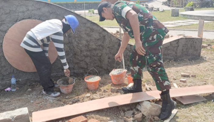 Babinsa Koramil 2303/Pulomerak, Karbak Pembuatan Gapura