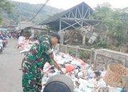 Babinsa Koramil 2303/Pulomerak, Karbak Membantu Pembersihan Sampah