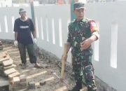 Babinsa Koramil 2303/Pulomerak, Karbak Pemasangan Paving Blok Jalan