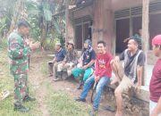 Babinsa Koramil 2306/Mancak Komsos Membahas Tentang Gotong Royong