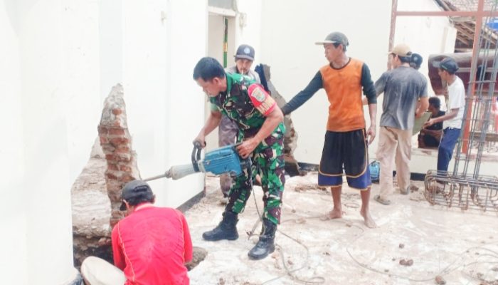 Babinsa Koramil 2306/Mancak, Karbak Membantu Renovasi Masjid