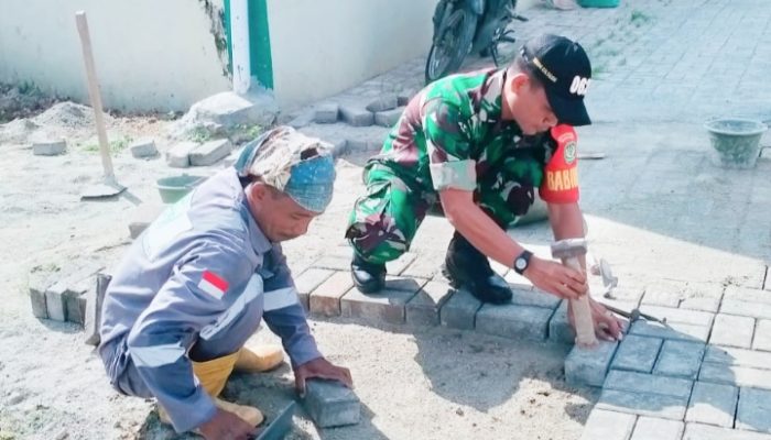 Babinsa Koramil 2303/Pulomerak, Karbak Membantu Pemasangan Paving Blok