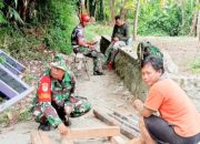 Babinsa Koramil 2304/Anyer, Karbak Membantu Perehaban Rumah