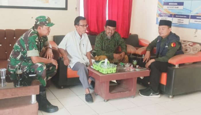 Babinsa Koramil 2306/Mancak Komsos Membahas Tentang Program Perbaikan Jalan
