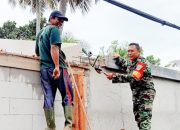 Babinsa Koramil 2305/Cinangka, Karbak Pemasangan Pagar Rumah Warga