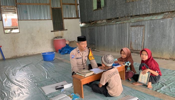 Kisah Inspiratif, Polisi Di Maros Nyambi Jadi Guru Mengaji Sukarela