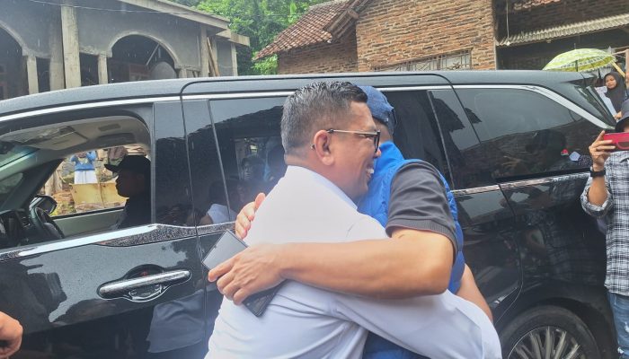 Andra Soni Memeluk Erat Menteri Yandri : Sebuah Gestur Penuh Makna Demi Mendorong Pembangunan Banten ke Arah Yang Lebih Maju