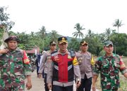 Pantau Langsung Korban Banjir Di Camba, Kapolres Maros Bagi Sembako Dan Makanan Siap Saji