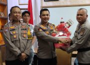 Jelang Perayaan Natal, Kapolres Maros Bagikan Hampers Natal Bagi Personel Beragama Narsani
