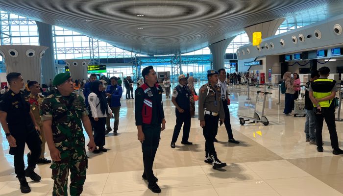 Polres Maros Patroli Jalan Kaki Antisipasi Lonjakan Penumpang Di Bandara SHIAM