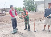 Babinsa Koramil 2303/Pulomerak, Karbak Pengecoran Jalan Sumur Wuluh