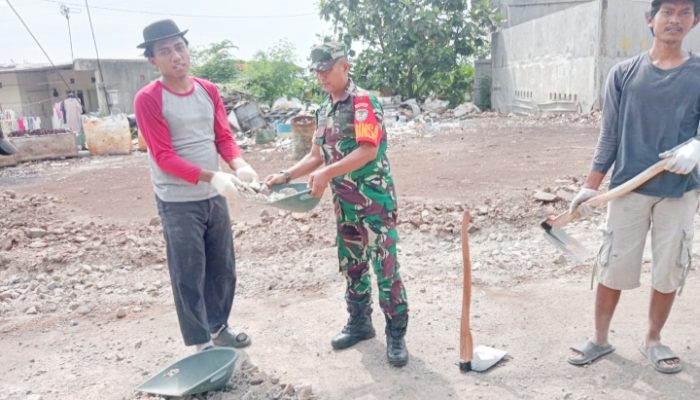 Babinsa Koramil 2303/Pulomerak, Karbak Pengecoran Jalan Sumur Wuluh