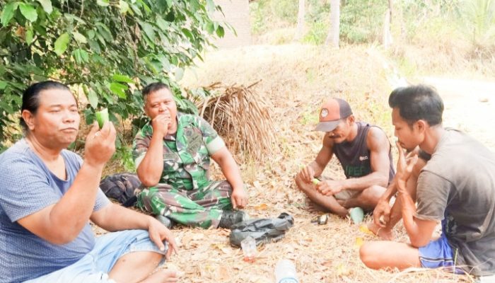 Babinsa Koramil 2306/Mancak Komsos Membahas Tentang Pengecoran Jalan