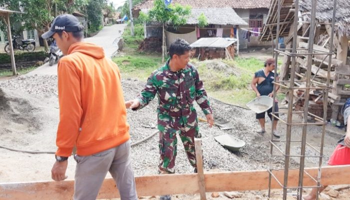 Babinsa Koramil 2306/Mancak, Karbak Membangun Rumah