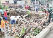 Babinsa Koramil 2303/Pulomerak, Karbak Membantu Pembersihan  Sungai