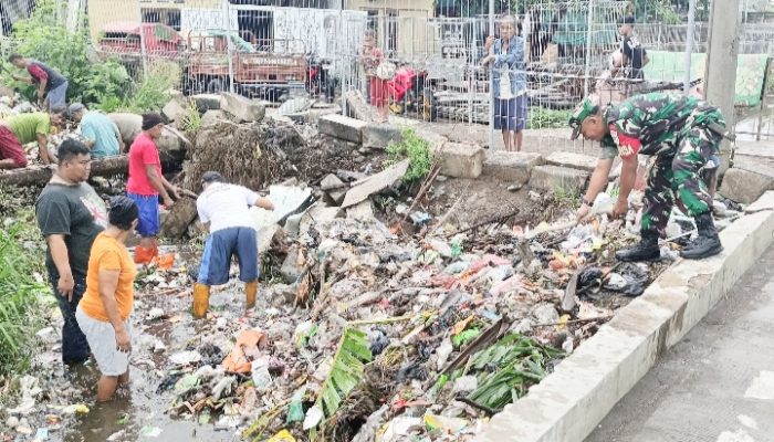 Babinsa Koramil 2303/Pulomerak, Karbak Membantu Pembersihan  Sungai
