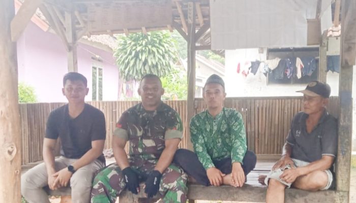 Babinsa Koramil 2305/Cinangka, Komsos Membahas Tentang Banjir di Musim Hujan