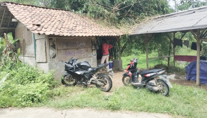 Parah !! Pemasangan Proyek Turap Di Desa Cibugel Diduga Asal Asalan Dan Tidak Layaknya Tempat Tidur Pekerja