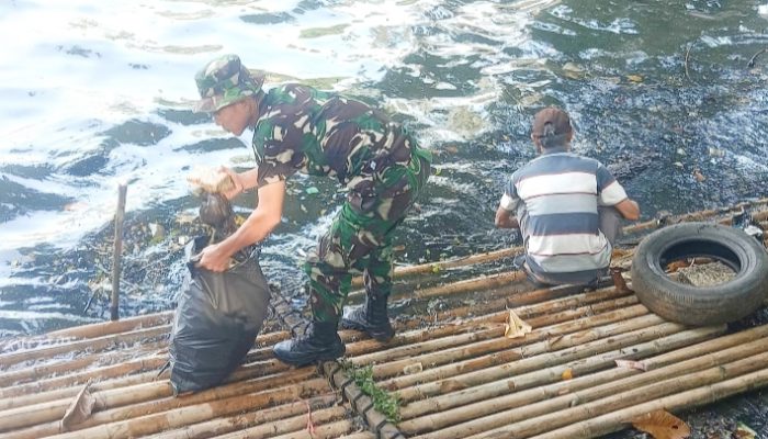 Babinsa Koramil 2305/Cinangka, Karbak Pembersihan Tepi Sungai