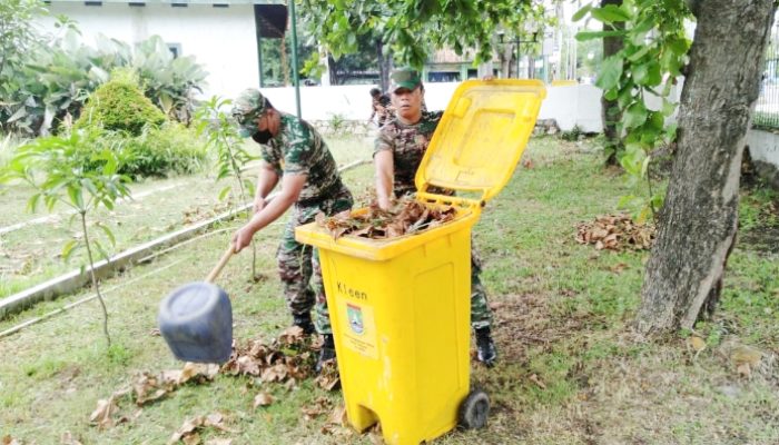 Babinsa Koramil 2301/Cilegon, Karbak Pembersihan Sampah Taman