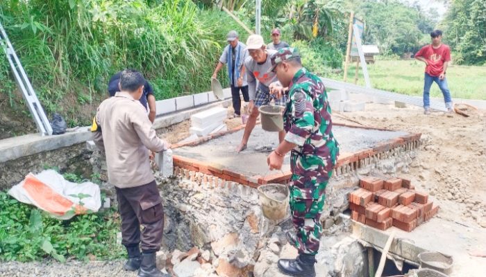 Babinsa Koramil 2306/Mancak, Karbak Pembuatan WC Umum