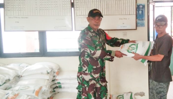 Babinsa Koramil 2303/Pulomerak, Bintahwil Memberikan Bantuan Beras