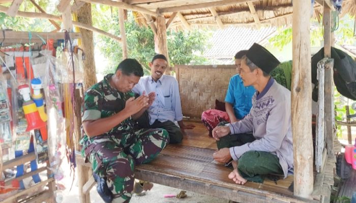 Babinsa Koramil 2306/Mancak Komsos Membahas Tentang Perbaikan Drainase