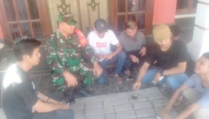 Babinsa Koramil 2307/Ciwandan, Komsos Gotong Royong Pembersihan Lingkungan