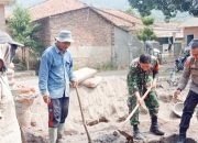 Babinsa Koramil 2303/Pulomerak, Karbak Membantu Pemagaran Makam